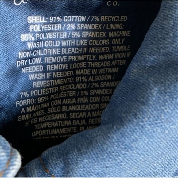 NWT Universal Thread Adaptive Cropped Raw Hem Denim Jacket Medium Wash- Size XS - Picture 9 of 10